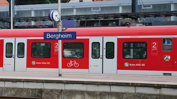S-BahnZweiter Bergheimer Hochhaus - Abriss geschafft